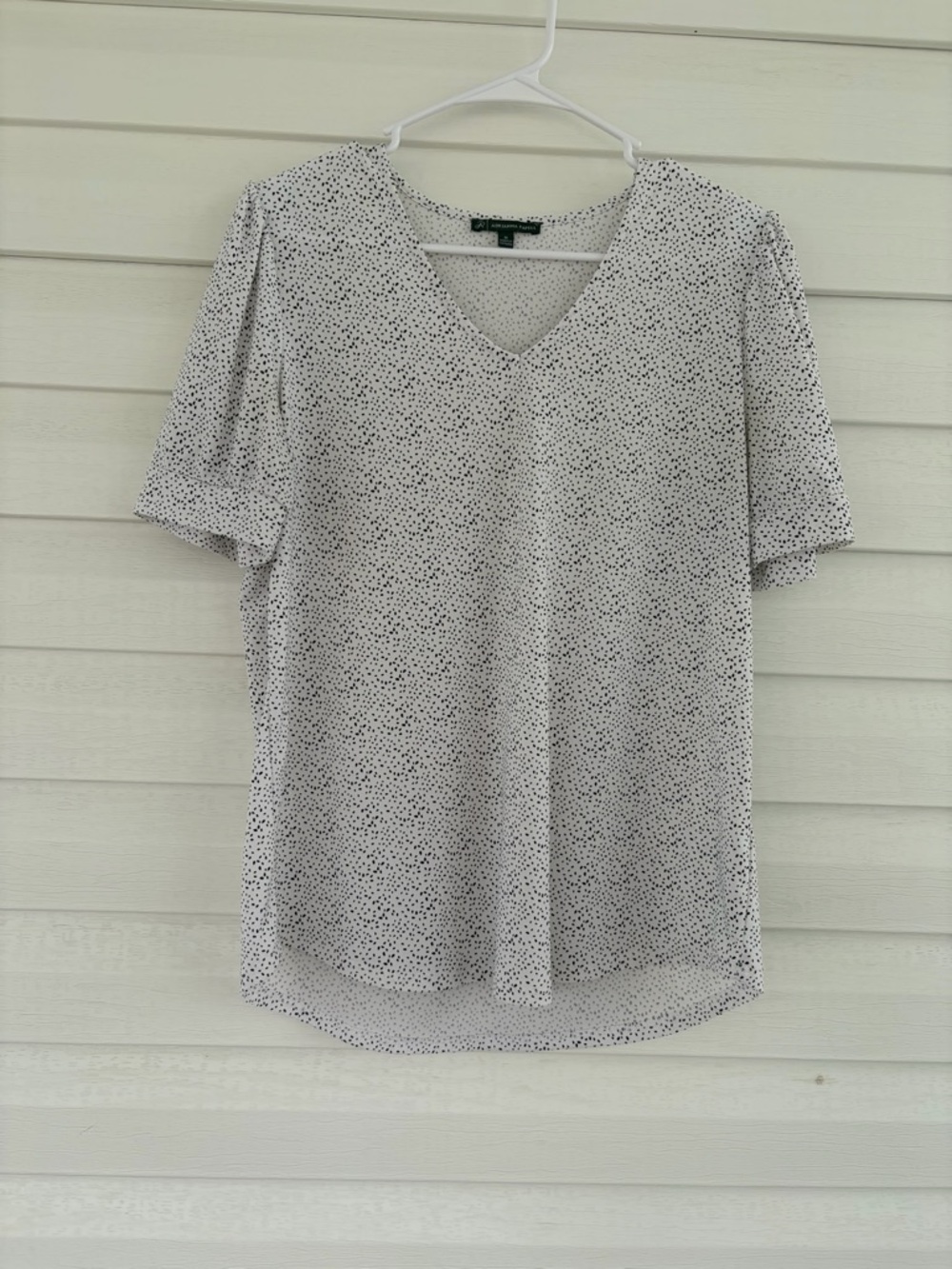 ✨ 3 for $15 Bundle Deal ✨Stretch Crepe V-Neck Dot Print Blouse - White/Black